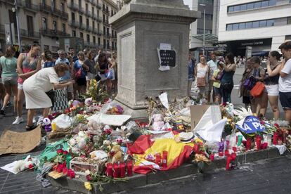 Punt habilitat per dipositar ofrenes en mem&ograve;ria de les v&iacute;ctimes, a l&#039;entrada de la Rambla. 