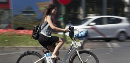 Un usuario utiliza una bici de alquiler &#039;Bici-mad&#039; en el centro.