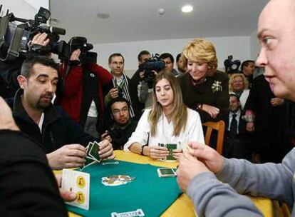 La presidenta de la Comunidad de Madrid, Esperanza Aguirre, durante su visita al centro de salud mental de Cienmpozuelos.