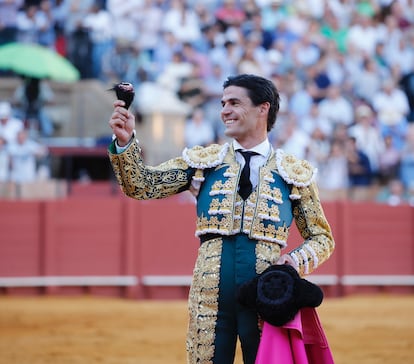 Pablo Aguado, con la oreja que cortó al tercer toro de la tarde.