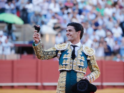 Pablo Aguado, con la oreja que cortó al tercer toro de la tarde.