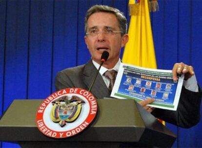 Uribe muestra fotografías de varios narcotraficantes por los que ofrece recompensas.