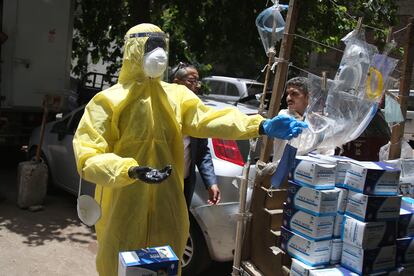 Un maniquí con equipo de protección, en un puesto de venta de mascarillas en El Cairo (Egipto).