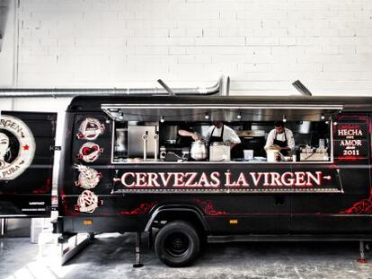 Una camioneta de comida de Cervezas La Virgen.