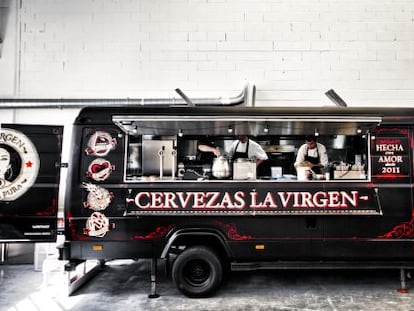 Una camioneta de comida de Cervezas La Virgen.