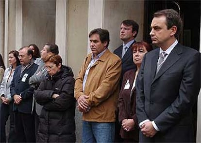 La Ejecutiva Federal del PSOE, con su secretario general, Jos Luis Rodrguez Zapatero, a la cabeza y los trabajadores de la sede socialista de Ferraz han secundado el paro de 15 minutos convocado por los sindicatos en repulsa por los atentados de ayer en Madrid con una concentracin en silencio en las puertas de la sede socialista.