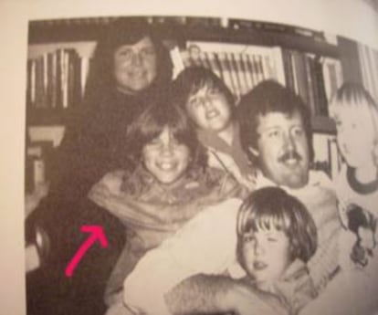 Eddie Vedder (señalado con la flecha) de pequeño con sus tres hermanos, su madre y su padrastro. El cantante de Pearl Jam trató en 'Alive' una conversación entre la madre y él.