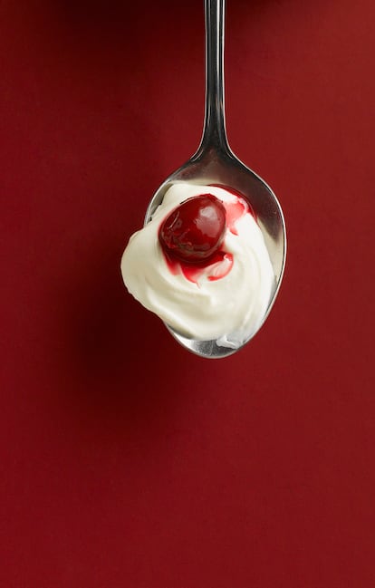 Los frutos secos no son la única forma de añadir proteína al muesli: un yogur normal aporta 4,6 gramos al plato.