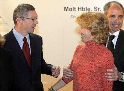 Esperanza Aguirre y Alberto Ruiz-Gallardón se saludan antes de la conferencia en Madrid de Francisco Camps (a la derecha).