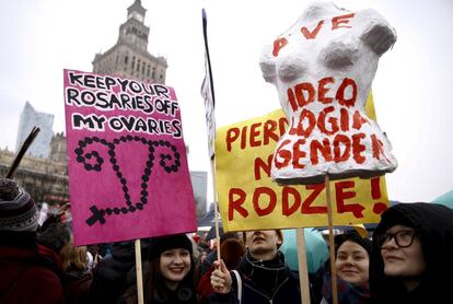 Varias mujeres sujetan pancartas reclamando su derecho a decidir sobre su maternidad en Varsovia, en una marcha por el Día Internacional de la Mujer que se conmemora el 8 de marzo. Este domingo cientos de mujeres han salido a la calle en Polonia para protestar contra las políticas discriminatorias del Gobierno.