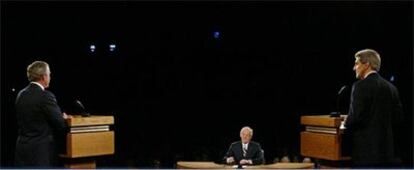 George W. Bush (izquierda) y John Kerry responden a las preguntas del moderador Bob Schieffer, durante el debate en Arizona.
