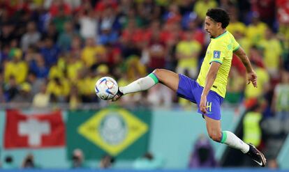 Salto de Marquinhos para controlar el balón.