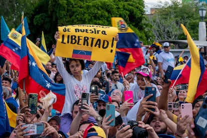 Simpatizantes del candidato opositor a la Presidencia de Venezuela, Edmundo González Urrutia, participan en un acto de campaña, el pasado martes en Caracas.