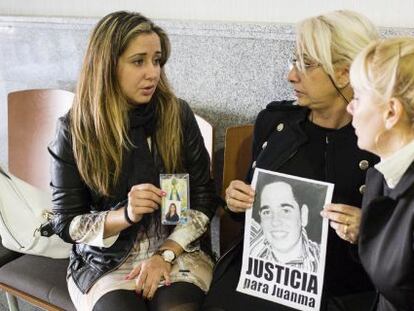 Familiares de Yalennis Valero y Juan Manuel Mata, las dos víctimas del doble crimen, antes del comienzo del juicio.