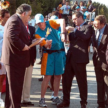El alcalde de Madrid, Alberto Ruiz-Gallardón, prende la primera antorcha en el candil que trae la llama desde Olimpia.