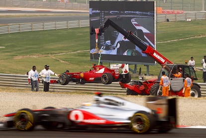 El británico Lewis Hamilton fue el más rápido en la primera sesión de entrenamientos libres en la que Alonso sufrió un accidente, pero después fue penalizado con tres puestos en la parrilla de salida del domingo por ignorar unas banderas amarillas.