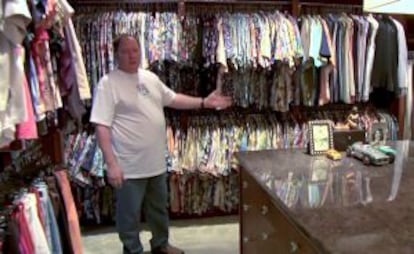 John Lasseter enseñando todas las camisas estampadas que tiene en el vestidor de su casa.