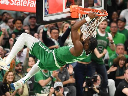 Un mate de Jaylen Brown durante el partido en que los Celtics de Boston conquistaron el título de la NBA frente a los Dallas Mavericks.