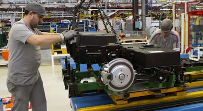 Dos operarios en la cadena de montaje de la planta de Citro&euml;n en Villaverde (Madrid). 