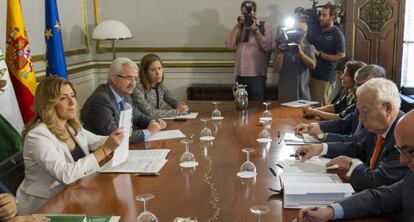 Susana D&iacute;az frente a Jos&eacute; Manuel Garc&iacute;a-Margallo, este lunes en Sevilla. 