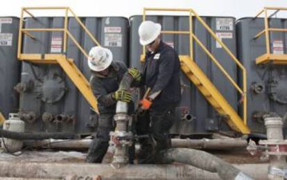 Dos trabajadores en un proyecto de &#039;fracking&#039; en Dakota del Norte
