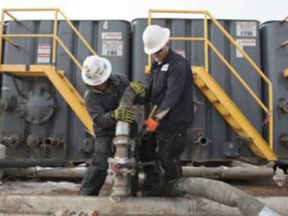 Dos trabajadores en un proyecto de &#039;fracking&#039; en Dakota del Norte