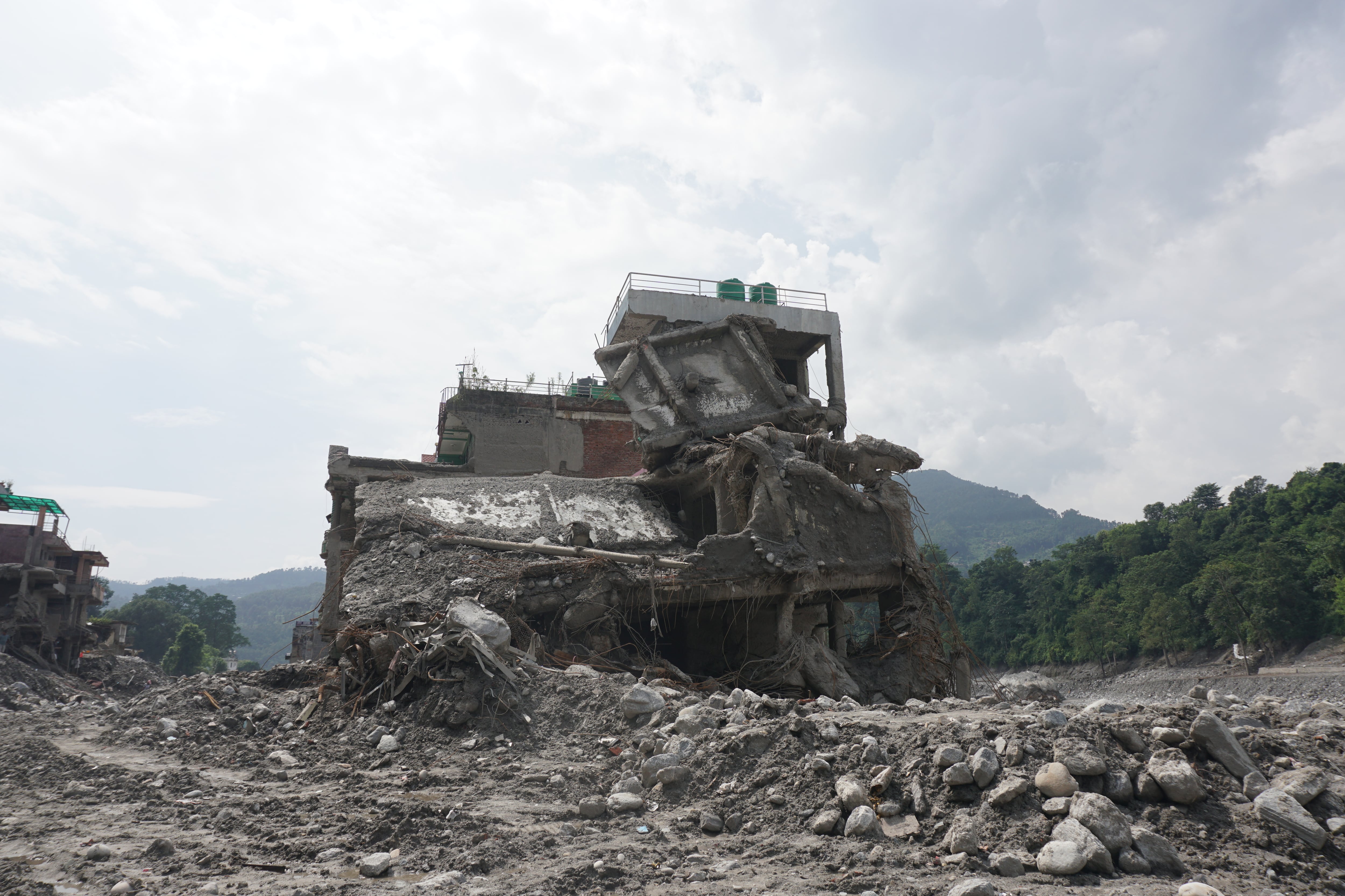Cómo los recortes de financiación al desarrollo de EE UU dejaron a los niños de Nepal expuestos a riadas mortales