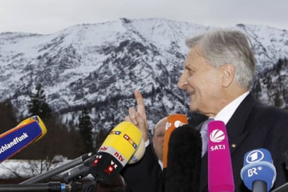 Jean-Claude Trichet responde a los medios tras una reunión en Baviera, cerca de Múnich.