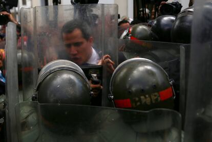 Miembros de las fuerzas de seguridad bloquean al líder de la oposición, Juan Guaidó, en el edificio de la Asamblea Nacional de Venezuela en Caracas (Venezuela).  