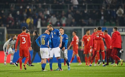 Florenzi es consolado por Chiellini tras caer contra Macedonia del Norte.