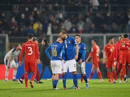 Florenzi es consolado por Chiellini tras caer contra Macedonia del Norte.
