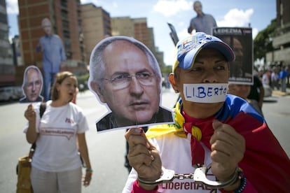 Acto en protesta por los seis meses de detención del alcalde de Caracas, Antonio Ledezma, en Caracas (Venezuela). Mitzy Capriles, esposa de Ledezma, negó cualquier vínculo de su esposo o el partido que él lidera con los supuestos asesinos de una mujer detenidos recientemente por las autoridades, un nexo que el Gobierno de Venezuela dice que existe.