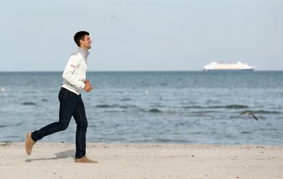 El serbio Novak Djokovic celebra su victoria en el Masters de Miami en Cayo Vizcaino, Florida.