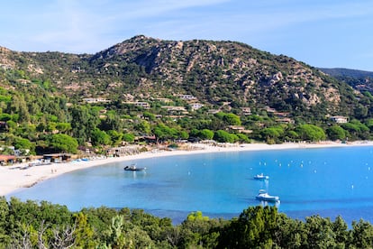 Playa de Palombaggia (Córcega, Francia). Rodeada de pinos, este enclave es el lugar al que ir para una escapada relajante junto al mar. Las aguas son perfectas para nadar y hacer esnórquel. Además, hay mucho espacio para tomar el sol. Otra opción es pasear por las rocas rojas. Al finalizar el día, el mejor plan es comer algo en los restaurantes de la playa.