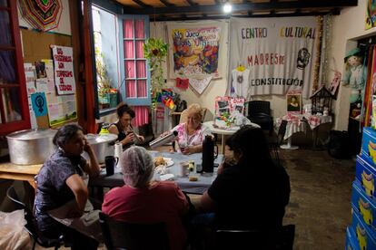 Margarita Meira toma mate mientras supervisa el reparto de alimentos. Se sienta acompañada de su equipo, algunas de las 20 madres de víctimas de trata que componen esta organización que además de tener un comedor popular se dedica, sobre todo, a rescatar a otras personas que caen en manos de las redes mafiosas.