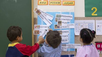 Diversos nens en una classe d'educació infantil en un col·legi de Catalunya.