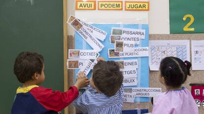 Varios niños en una clase de educación infantil en un colegio de Cataluña.