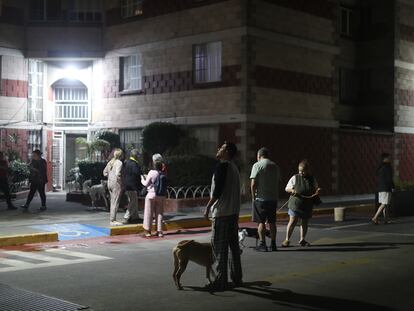 Un grupo de vecinos sale de sus viviendas tras el sismo de este miércoles en Ciudad de México.