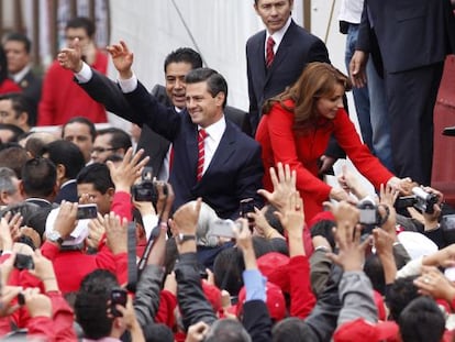 Enrique Pe&ntilde;a Nieto, candidato del PRI, saluda a sus seguidores. 