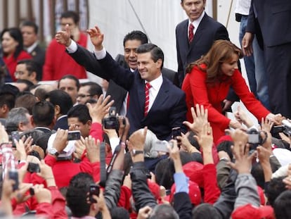 Enrique Pe&ntilde;a Nieto, candidato del PRI, saluda a sus seguidores. 