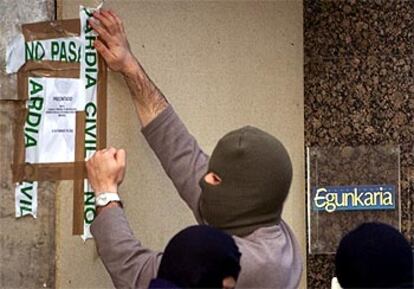 Un agente de la Guardia Civil precinta las oficinas de <b><i>Egunkaria</b></i> en Bilbao.