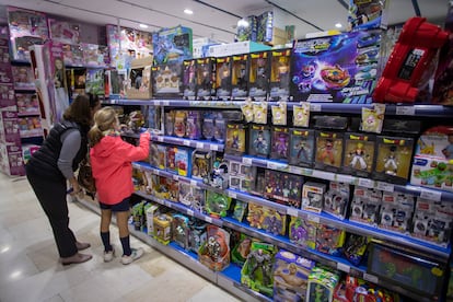 Una mujer y una niña en la juguetería Osorno-Toyplanet, en el centro de Sevilla.