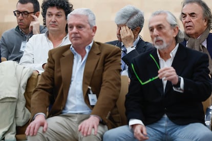 En primera fila, Pablo Crespo y Francisco Correa; y detrás, tapándose la cara, el constructor Fernando Martín, el pasado 3 de marzo, en la primera sesión del juicio sobre el 'caso Gürtel-Arganda'.