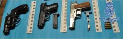 Armas incautadas a los supuestos ladrones por la policía.