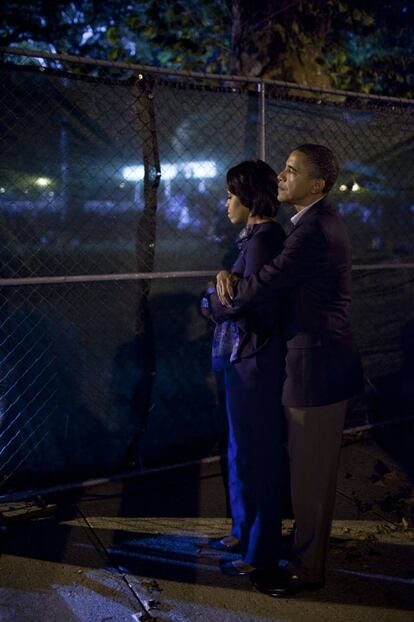 Barack Obama abraza a Michelle mientras esperan a hablar en un mitin en la Universidad Estatal de Ohio, en la ciudad de Columbus, el 17 de octubre de 2010.