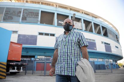 Carlos Krug, hermano del desaparecido Alberto Krug, este martes frente a la cancha de Racing Club en Avellaneda.