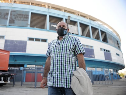 Carlos Krug, hermano del desaparecido Alberto Krug, este martes frente a la cancha de Racing Club en Avellaneda.