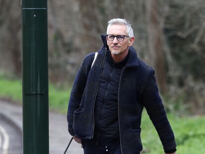 Gary Lineker pasea a su perro este domingo en Londres