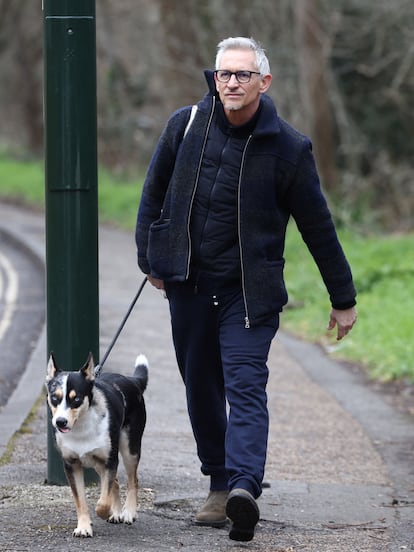 Gary Lineker pasea a su perro este domingo en Londres