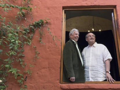 Mario Vargas Llosa (izquierda) y Salman Rushdie, este sábado en Arequipa (Perú). 